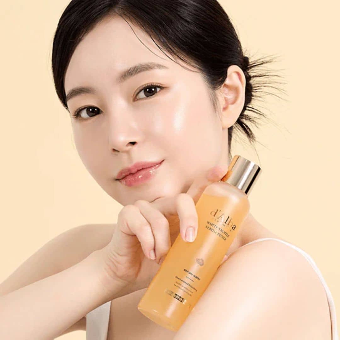 Toner d'Alba Cải Thiện Lỗ Ch&acirc;n L&ocirc;ng, Dưỡng Ẩm Da 180ml l&agrave; sản phẩm toner 2 trong 1, kết hợp tinh chất dưỡng c&ocirc; đặc đến từ thương hiệu mỹ phẩm d'Alba của H&agrave;n Quốc gi&uacute;p l&agrave;m sạch s&acirc;u, se kh&iacute;t lỗ ch&acirc;n l&ocirc;ng v&agrave; cấp ẩm tối ưu l&ecirc;n tới 100 giờ. Với chiết xuất từ nấm tuyết trắng, Niacinamide v&agrave; phức hợp Vita Boosting, sản phẩm hỗ trợ l&agrave;m s&aacute;ng da, cải thiện độ đ&agrave;n hồi v&agrave; phục hồi l&agrave;n da mệt mỏi. Kết cấu dạng serum lỏng nhẹ, thẩm thấu nhanh, ph&ugrave; hợp với mọi loại da, kể cả da nhạy cảm. Đ&acirc;y l&agrave; phi&ecirc;n bản n&acirc;ng cấp của d'Alba, hứa hẹn mang lại l&agrave;n da tươi s&aacute;ng, mịn m&agrave;ng chỉ sau thời gian ngắn sử dụng.